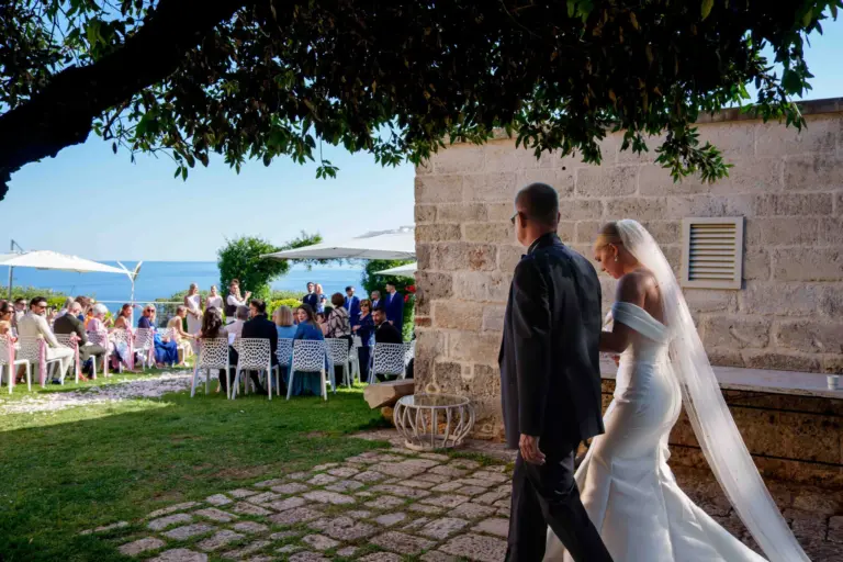 Cerimonia nuziale con arco floreale sulla terrazza di Cala dei Balcani, Salento