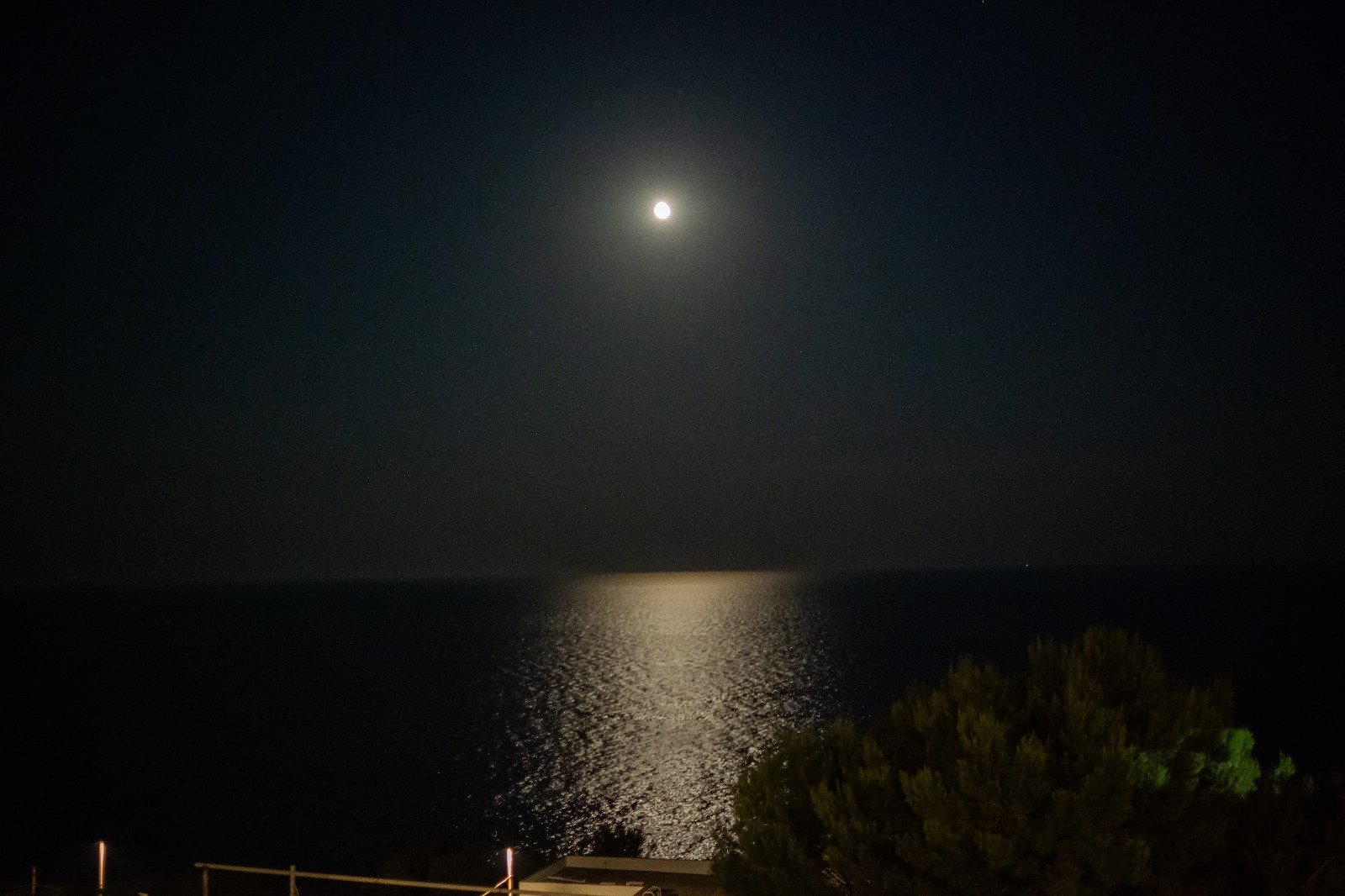 Luna llena sobre el Adriático de noche — el ambiente de una boda de destino en Cala dei Balcani, Salento
