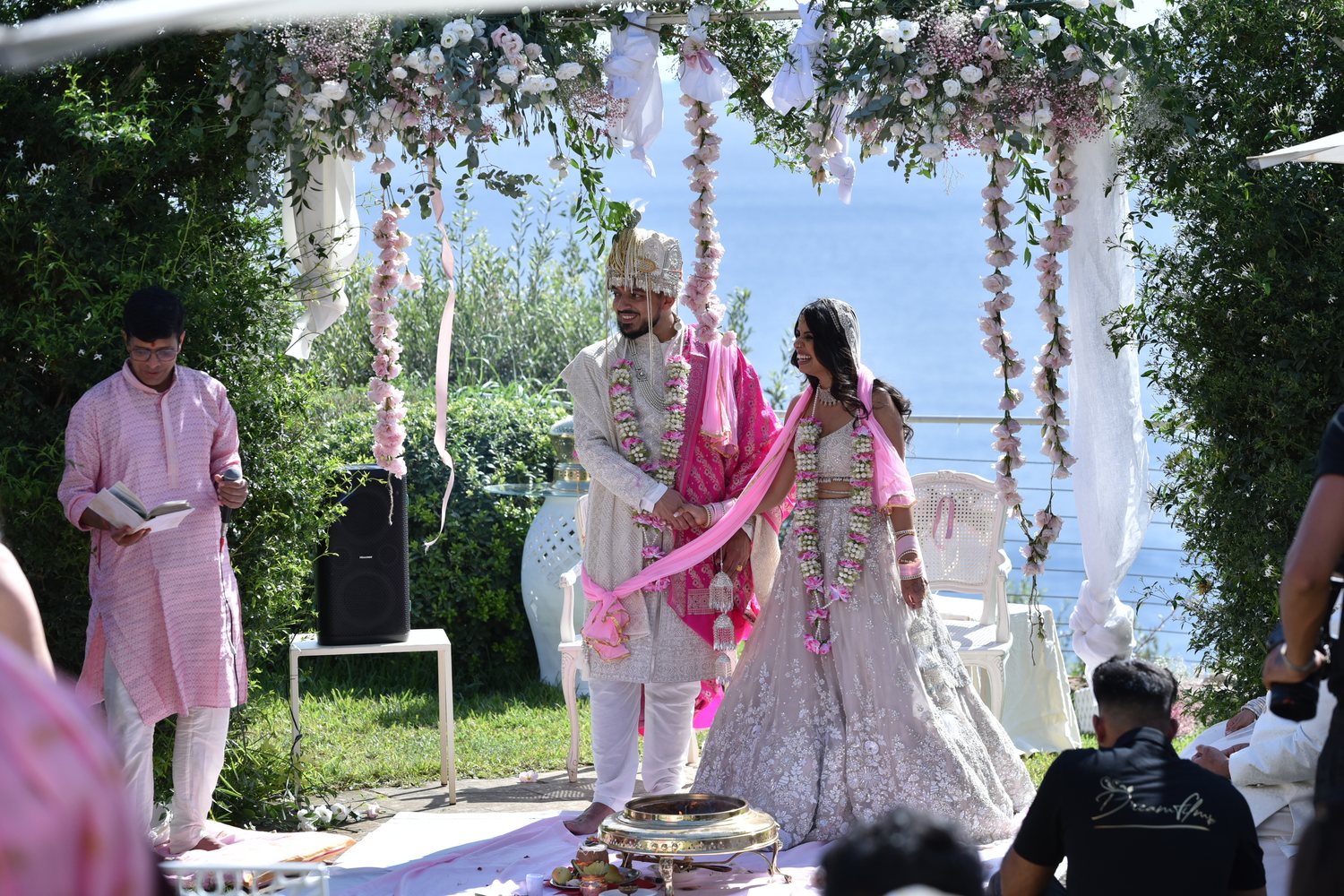 Ceremonia de boda india bajo el mandap floral frente al Adriático — Cala dei Balcani, Santa Cesarea Terme, Salento