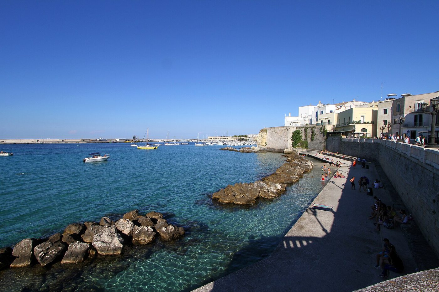 El casco antiguo de Otranto sobre el mar turquesa &mdash; a unos 25 minutos de Cala dei Balcani, Salento