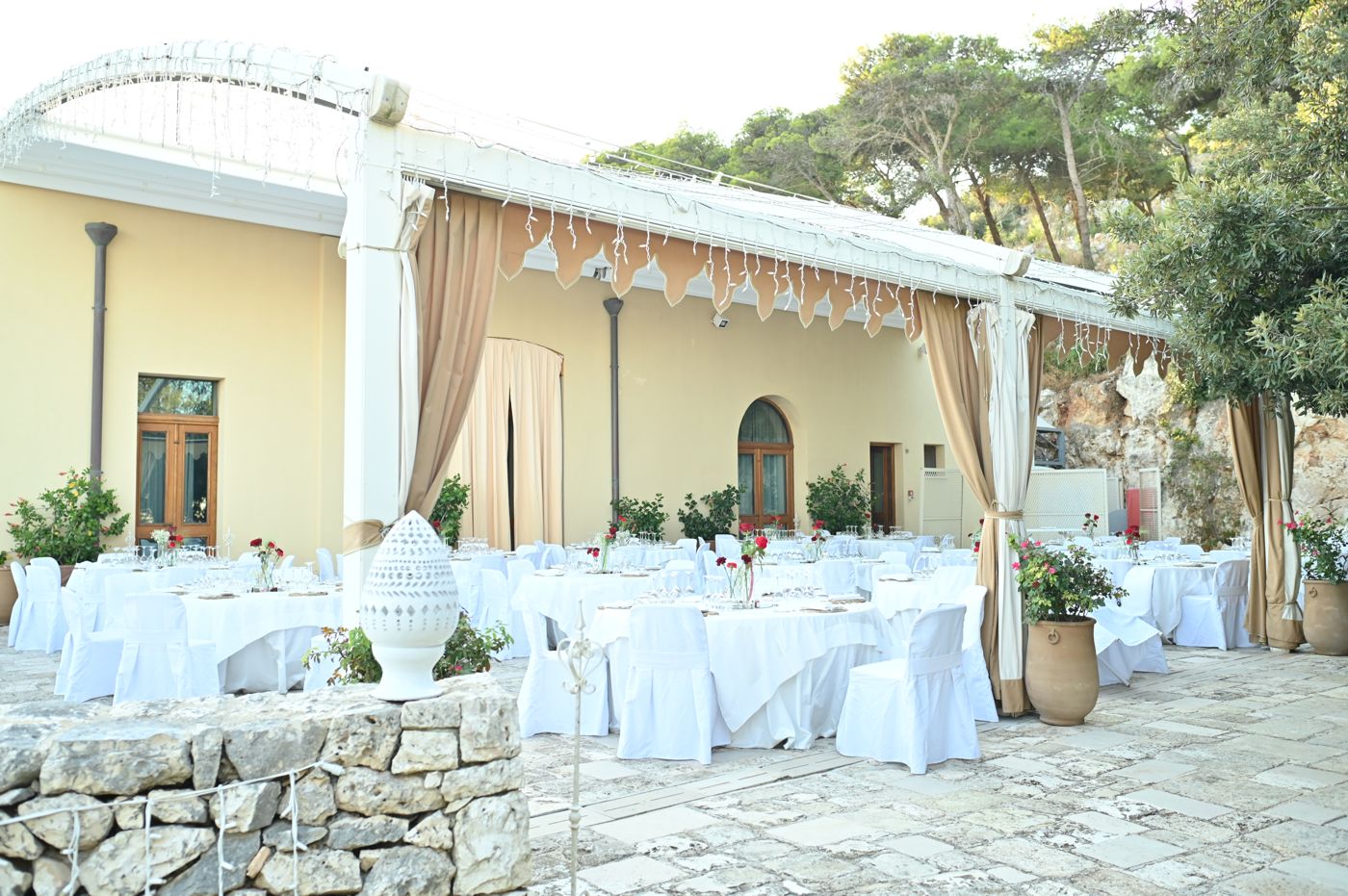 Gedeckte Tische für den Abend Rivivi il tuo Sì in Cala dei Balcani