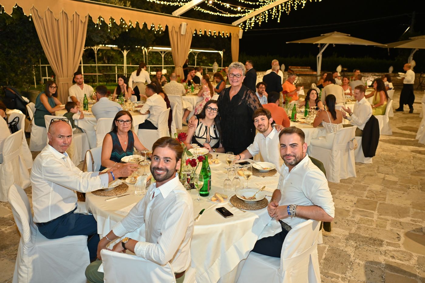 Das Galadinner unter den Lichtern des Abends Rivivi il tuo Sì