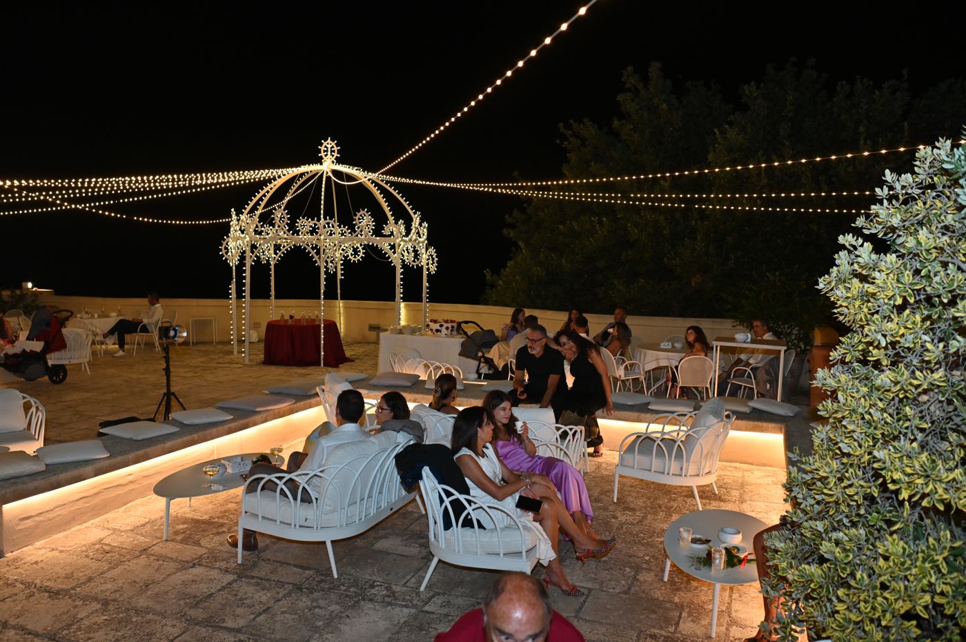 Der beleuchtete Pavillon am Ende des Abends in Cala dei Balcani