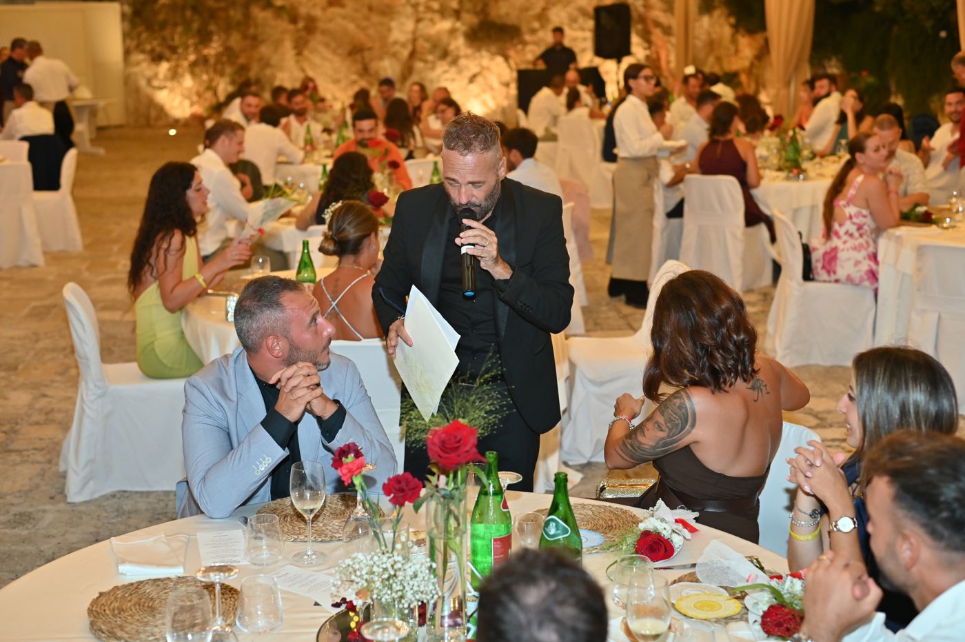 Die langen Tafeln des Galadinners in Cala dei Balcani