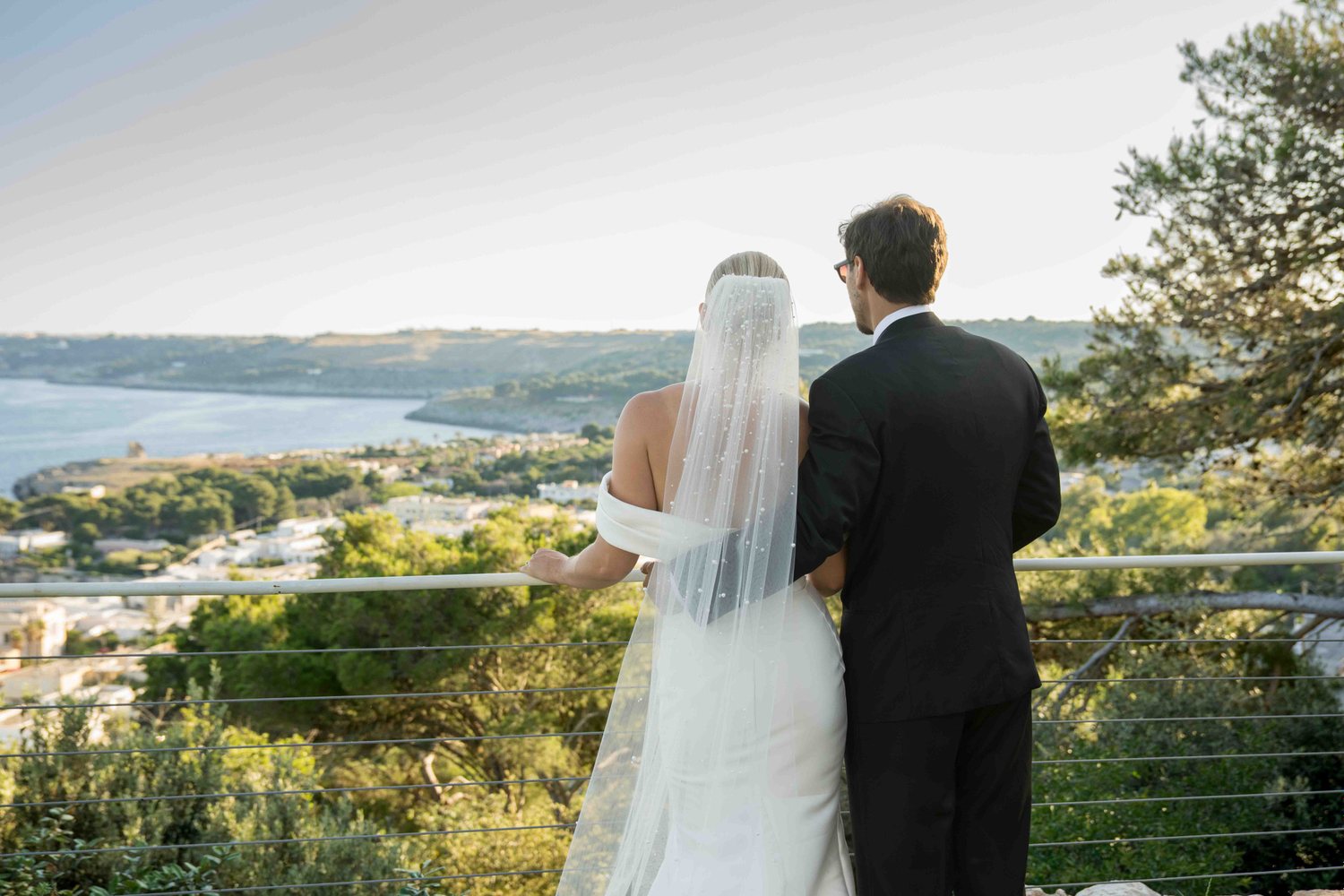 Los novios asomados a la bahía de Santa Cesarea Terme desde la terraza de Cala dei Balcani — Salento, Apulia
